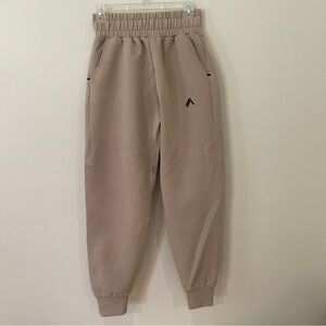 Alphalete Women’s ELMTS Relaxed Jogger/Beige Size Small